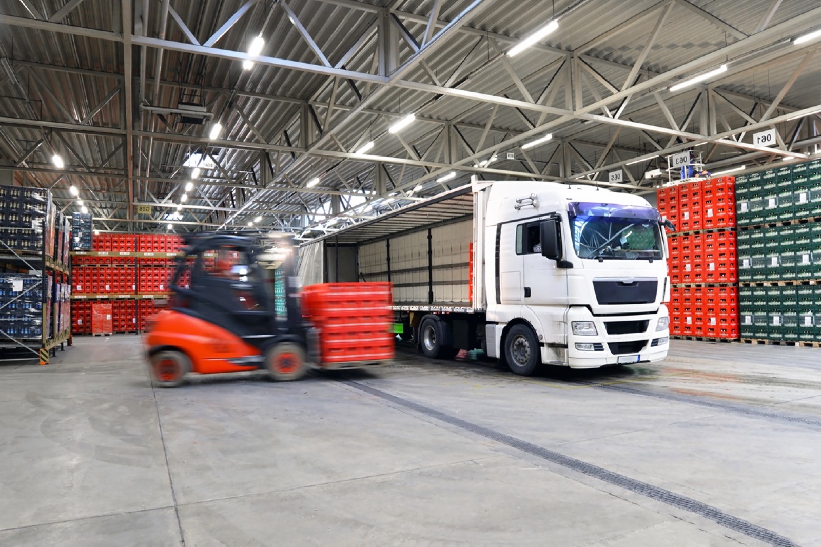 beladen von LKW in Logistikhalle // shipping